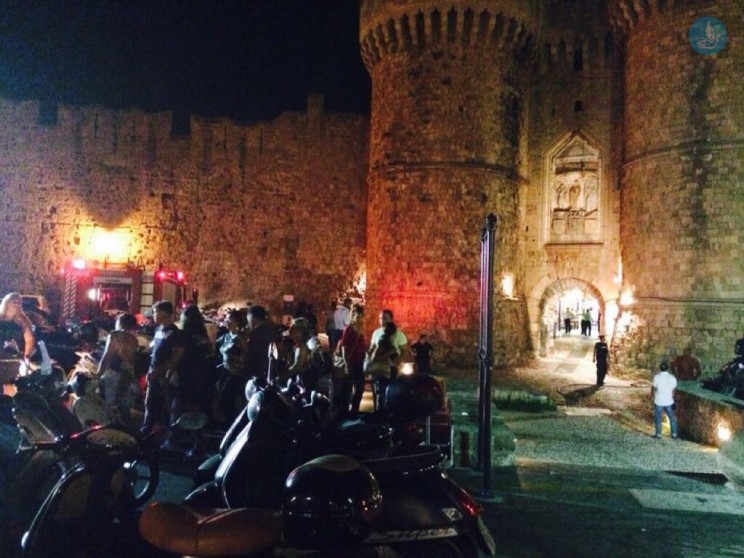 ΦΩΤΟ- Έκρηξη στη μεσαιωνική πόλη της Ρόδου