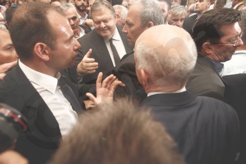 ΦΩΤΟ-Η χειραψία του Βενιζέλου με τον Παπανδρέου