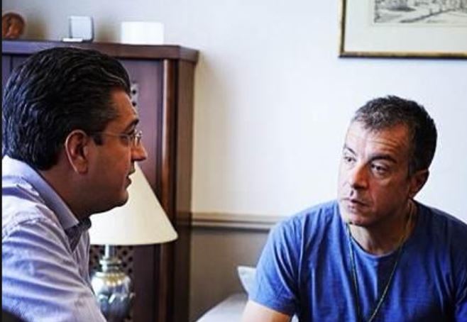 ΦΩΤΟ-Τζιτζικώστας προς Θεοδωράκη:Έβλεπα ανελλιπώς τις εκπομπές σου