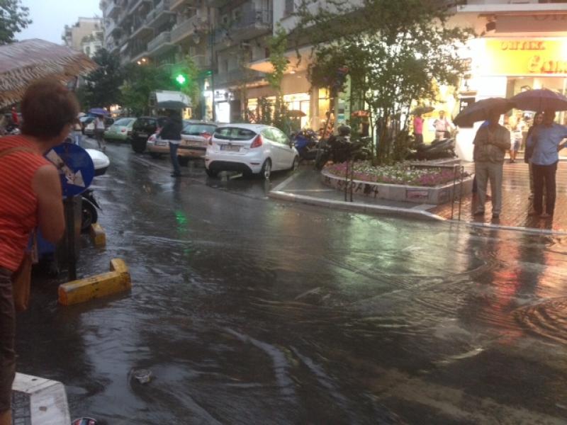 ΦΩΤΟ-Ισχυρή βροχόπτωση στη Θεσσαλονίκη