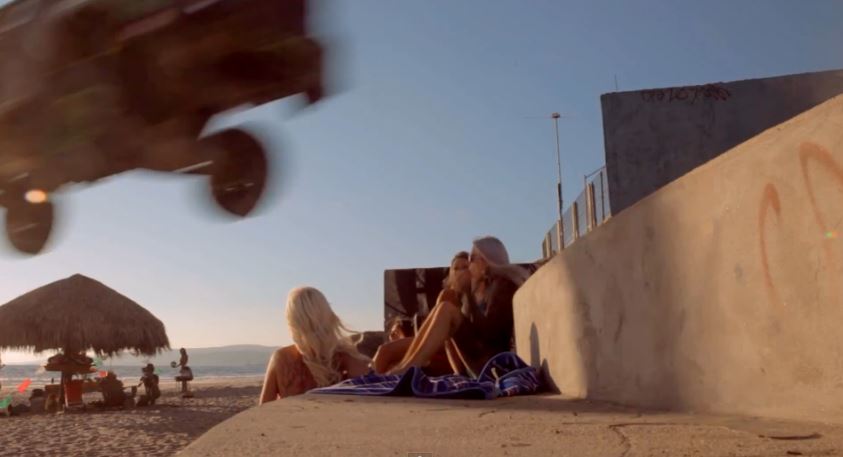 ΒΙΝΤΕΟ-Αυτοκίνητο “πετάει” πάνω από λουόμενους