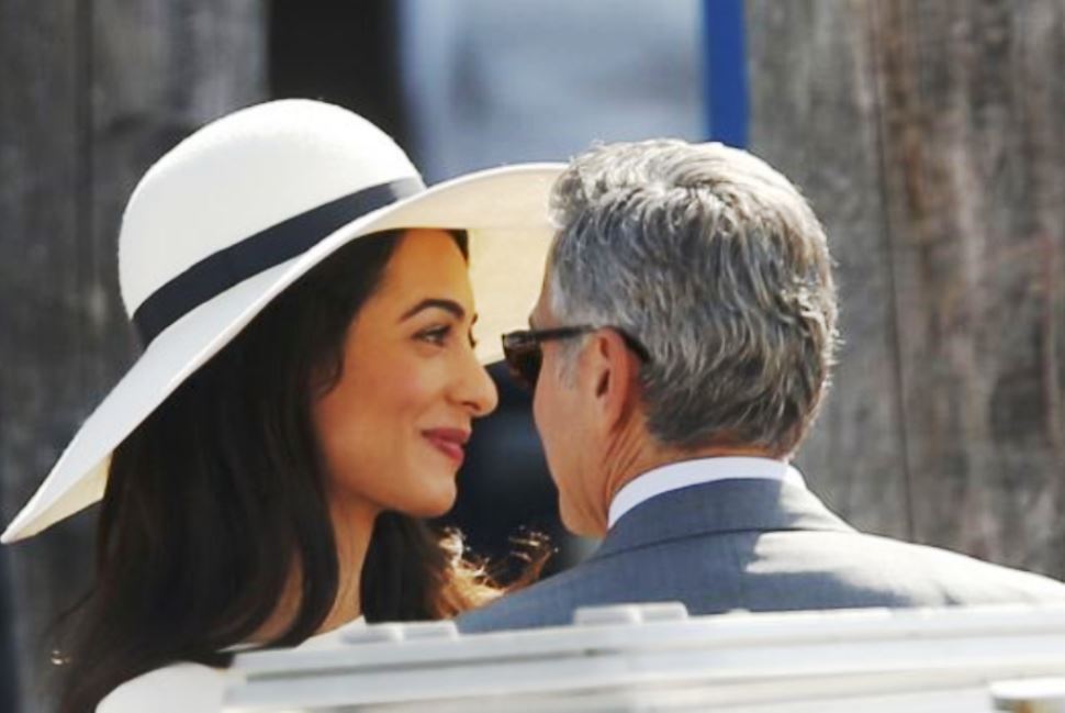 ΦΩΤΟ-Η Αλαμουντίν δοκιμάζει το νυφικό της