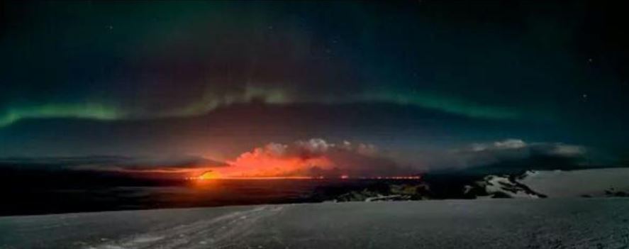 ΦΩΤΟ-Ηφαιστειακή έκρηξη και βόρειο Σέλας μαζί