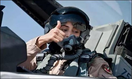 Γυναίκα επικεφαλής στους βομβαρδισμούς κατά των τζιχαντιστών