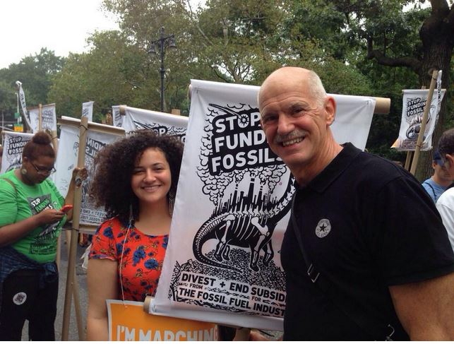 ΦΩΤΟ-Ο Γιώργος Παπανδρέου διαδηλώνει στη Νέα Υόρκη