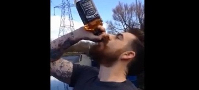 ΒΙΝΤΕΟ-Πίνει ένα μπουκάλι ουίσκι σε 13 δευτερόλεπτα