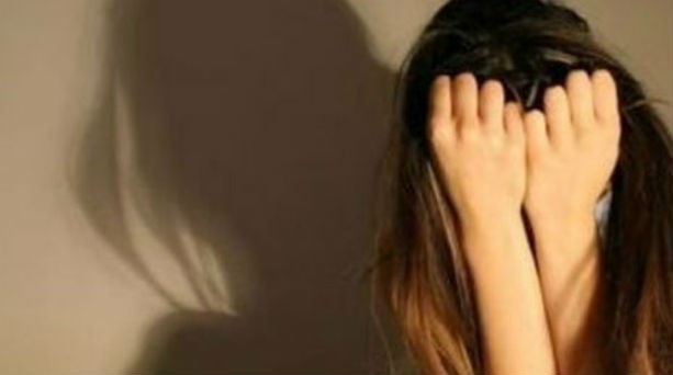 Μητέρα και γιος εξέδιδαν 20χρονη