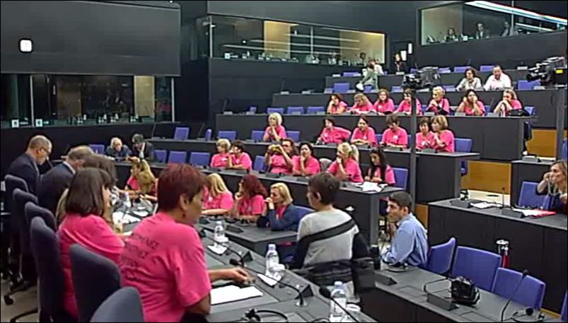 ΒΙΝΤΕΟ-Στο Ευρωκοινοβούλιο οι απολυμένες καθαρίστριες