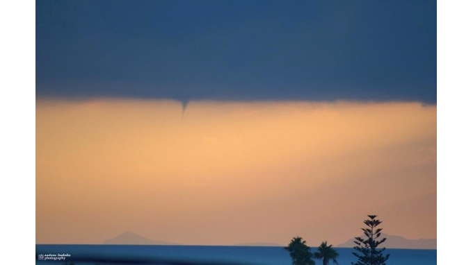 ΦΩΤΟ-Υδροστρόβιλοι “έβαψαν” τον ουρανό της Κρήτης