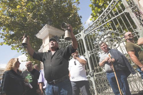 ΦΩΤΟ-Στο υπουργείο με φλογέρες και κουδούνες