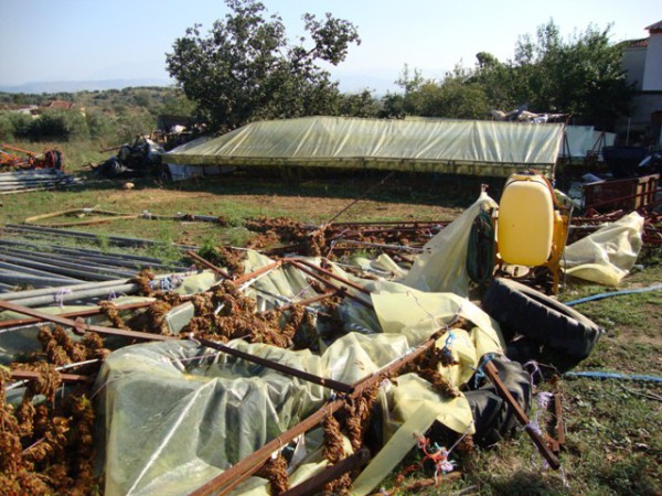 ΦΩΤΟ-Ανεμοστρόβιλος “σάρωσε” χωριό της Λάρισας