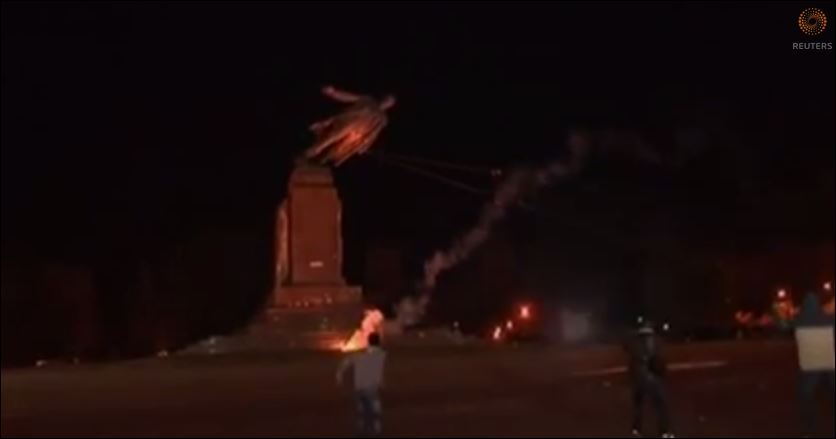 ΒΙΝΤΕΟ-Εθνικιστές αποκαθήλωσαν άγαλμα του Λένιν