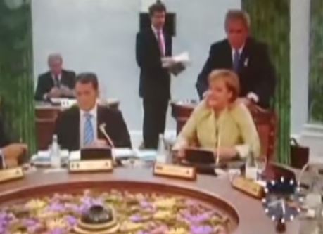 ΒΙΝΤΕΟ-Όταν ο Μπους έκανε μασάζ στη Μέρκελ