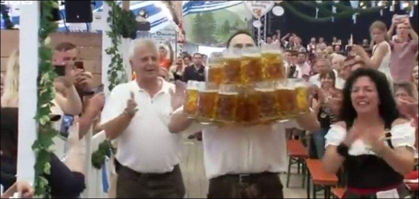 ΒΙΝΤΕΟ-Ο Γερμανός σερβιτόρος που έσπασε το παγκόσμιο ρεκόρ