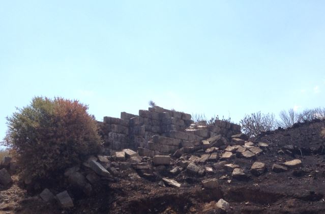 ΦΩΤΟ-Αυτοψία στο τείχος της Αρχαίας Μεσσήνης μετά την πυρκαγιά