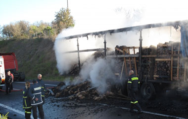 ΦΩΤΟ-Για 12 ώρες κόπηκε στα δύο η Εγνατία Οδός
