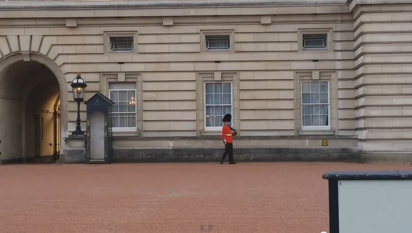 ΒΙΝΤΕΟ-Φρουρός του Μπάκιγχαμ άρχισε τις…πιρουέτες