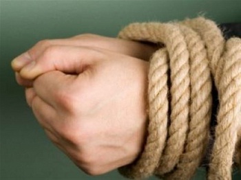 Την έσυρε δεμένη από τη Ζαχάρω στην Πάτρα