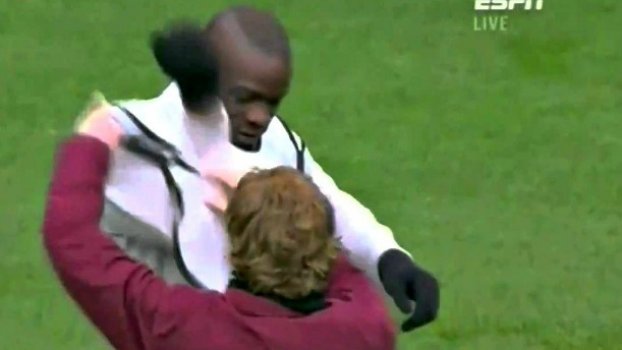 ΦΩΤΟ-Ο Μπαλοτέλι δεν μπορεί να βάλει το… σορτσάκι του