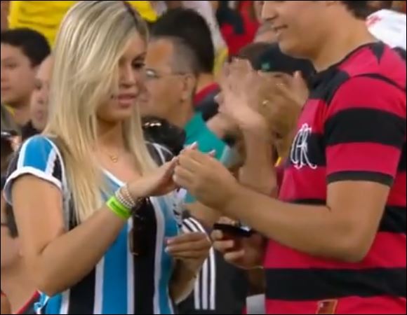 ΒΙΝΤΕΟ-Της έκανε πρόταση γάμου στο γήπεδο