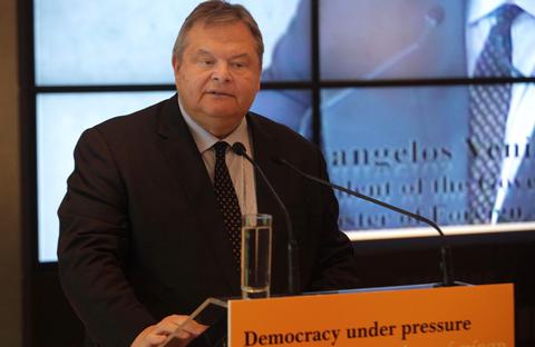 Βενιζέλος: Αναγκαίο να ενισχυθούν οι δημοκρατικοί θεσμοί