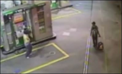 ΒΙΝΤΕΟ-Ληστής έσωσε άστεγο από έκρηξη ΑΤΜ