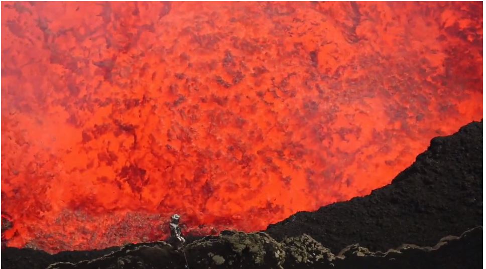 ΒΙΝΤΕΟ-“Βουτιά” σε ενεργό ηφαίστειο