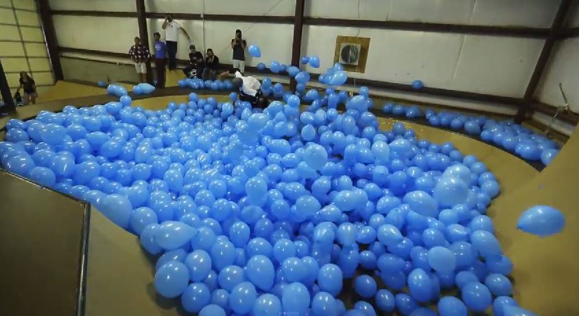 BINTEO-Skateboarding σε 5.000 μπαλόνια