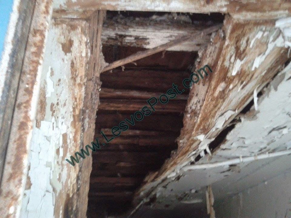 ΦΩΤΟ-Κίνδυνος από ετοιμόρροπο εγκαταλελειμμένο κτίριο στη Μυτιλήνη