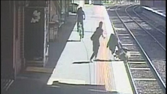 ΒΙΝΤΕΟ-ΦΩΤΟ-Παιδί έπεσε στις γραμμές τρένου-Μεθυσμένοι οι γονείς του