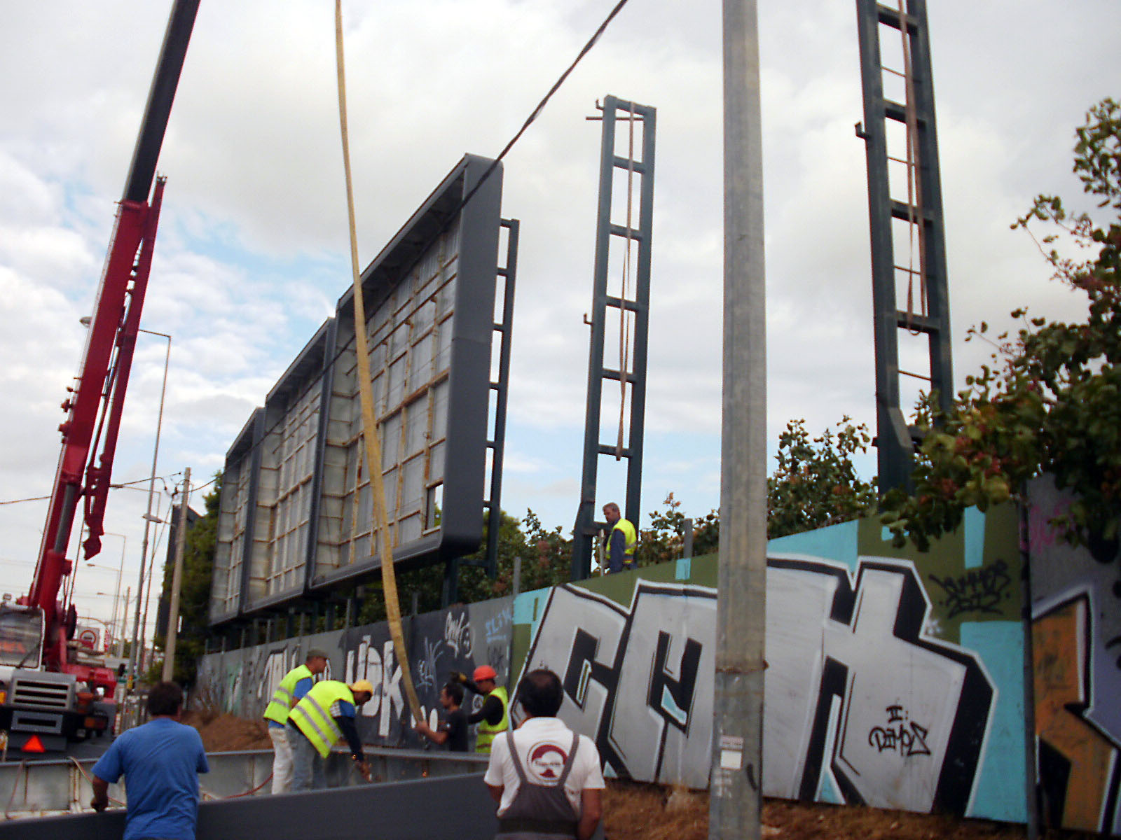 ΦΩΤΟ-Κατεδάφισαν παράνομες πινακίδες
