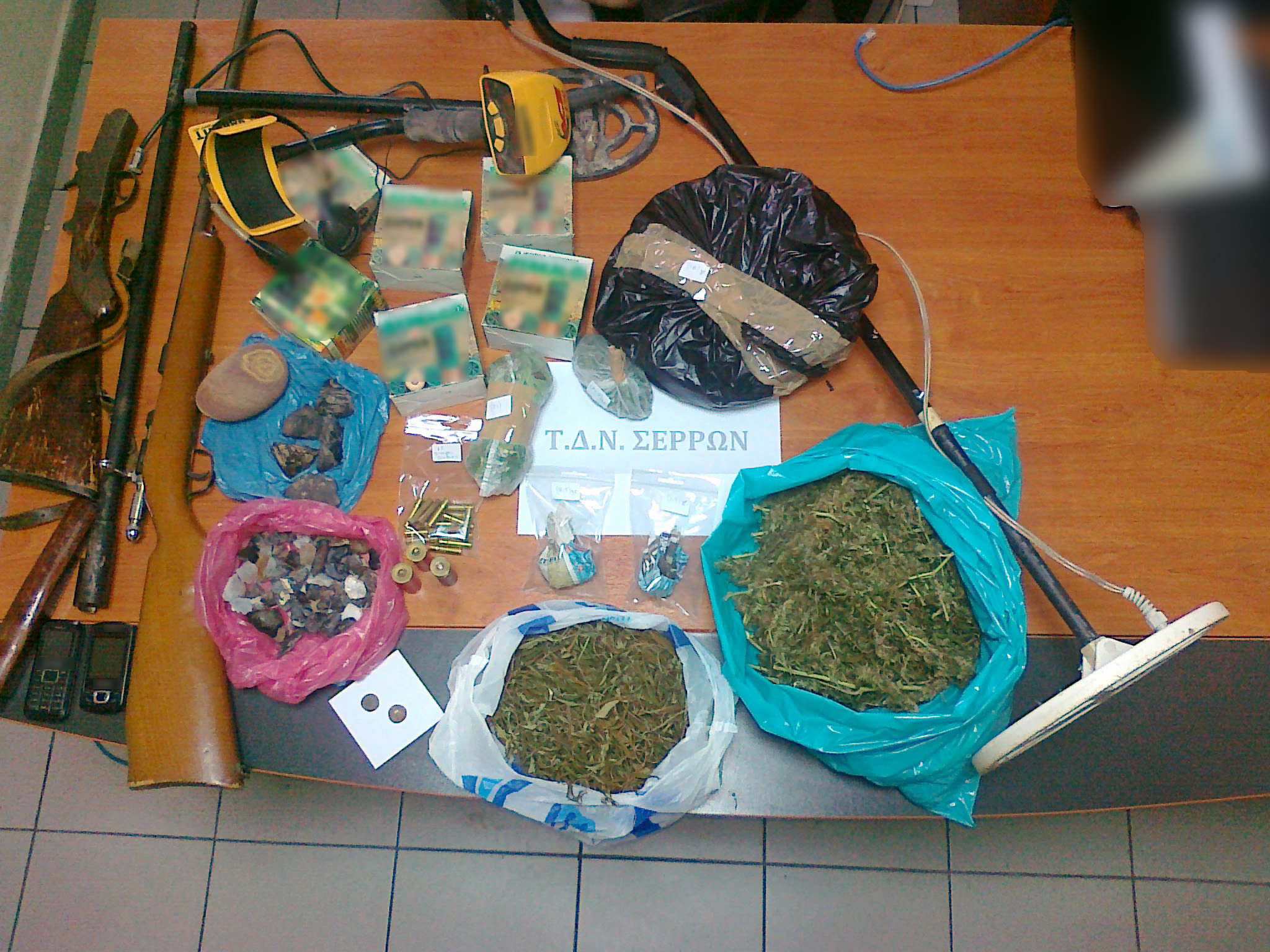 ΦΩΤΟ-Είχε όπλα, ναρκωτικά και αρχαία