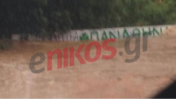 ΦΩΤΟ-Χείμαρροι στα βόρεια προάστια-Μια οδηγός εγκλωβίστηκε