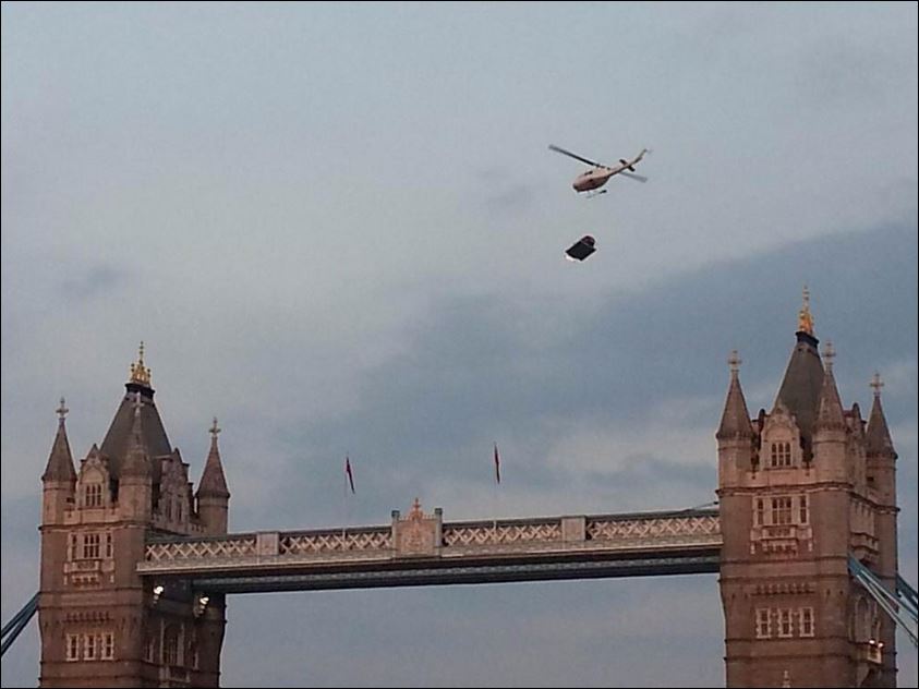 ΦΩΤΟ-Ιπτάμενο αυτοκίνητο πάνω από το Λονδίνο