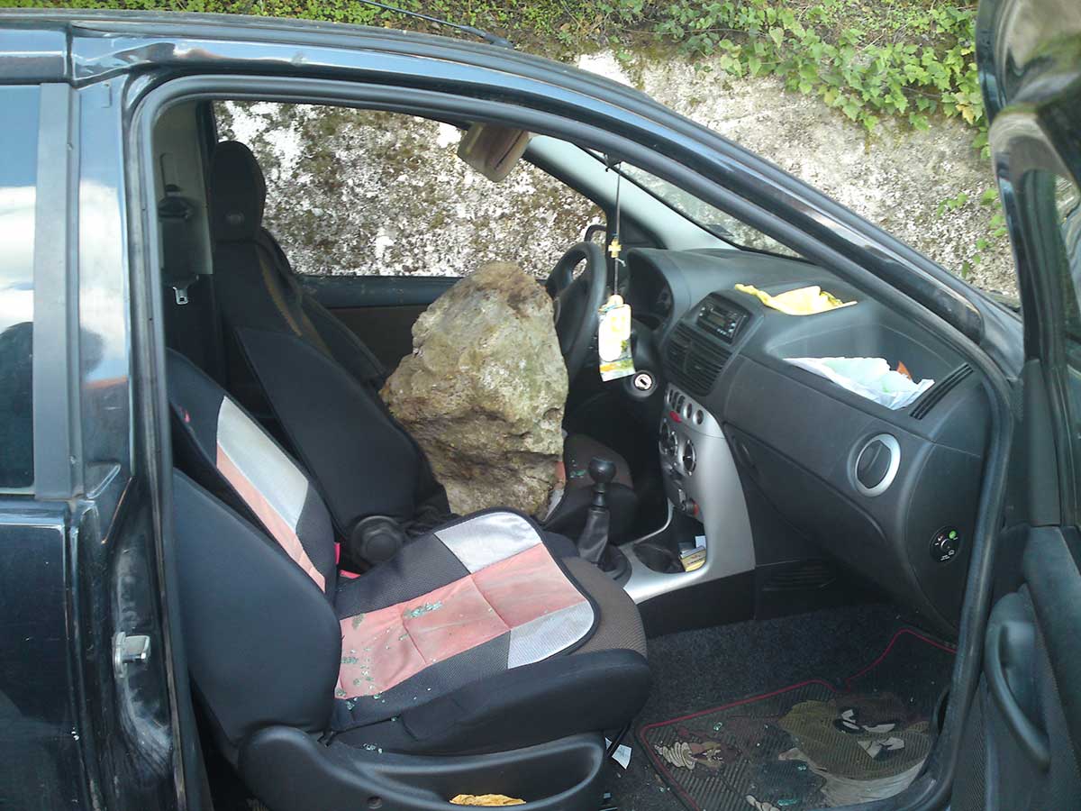 ΦΩΤΟ-Βράχος “προσγειώθηκε” σε αυτοκίνητο