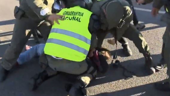 ΒΙΝΤΕΟ-Αστυνομικός έπεσε πάνω σε αυτοκίνητο εν κινήσει