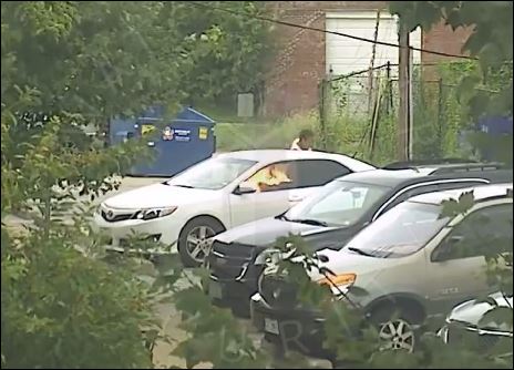 ΒΙΝΤΕΟ-Γυναίκα έβαλε φωτιά σε αυτοκίνητο με πτώμα