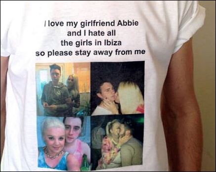 ΦΩΤΟ-Μόνο με αυτή τη μπλούζα του επέτρεψε να πάει Ίμπιζα