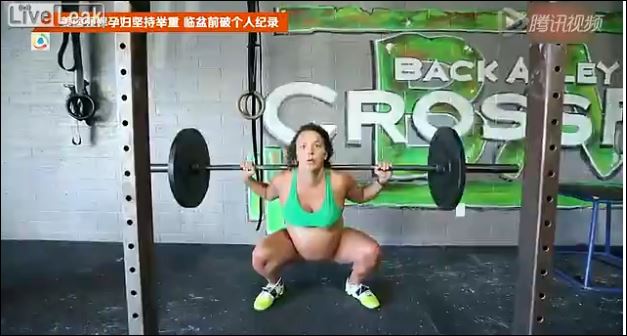 ΒΙΝΤΕΟ-Έγκυος αρσιβαρίστρια προκαλεί σάλο στα social media