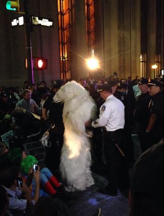 ΦΩΤΟ-Συνέλαβαν “πολική αρκούδα” στη Νέα Υόρκη
