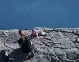 ΦΩΤΟ-Το μωρό στην άκρη του γκρεμού για να το… φωτογραφίσουν!