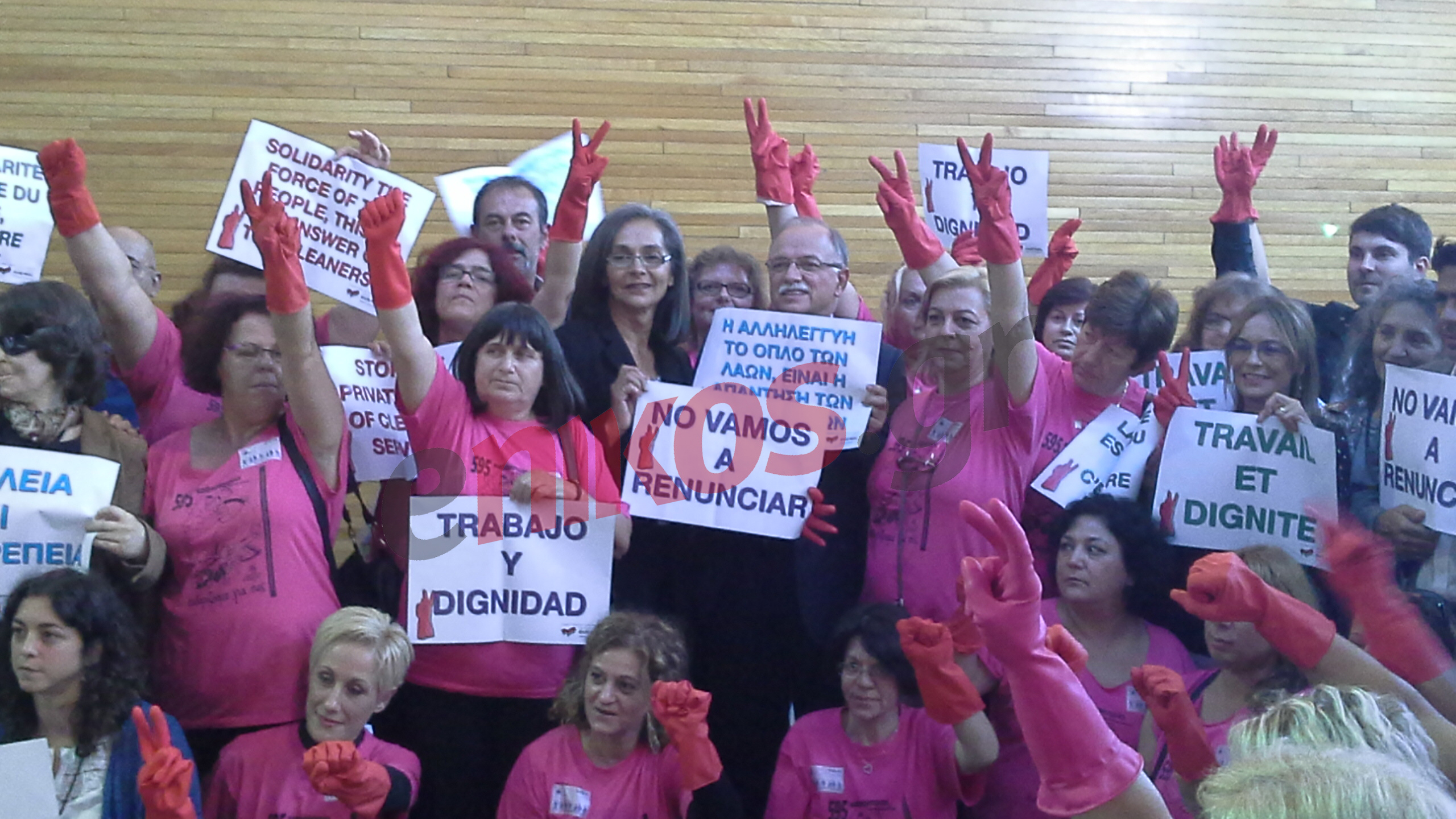 ΦΩΤΟ-Τα «κόκκινα γάντια» ταρακούνησαν την Ευρωπαϊκή Αριστερά