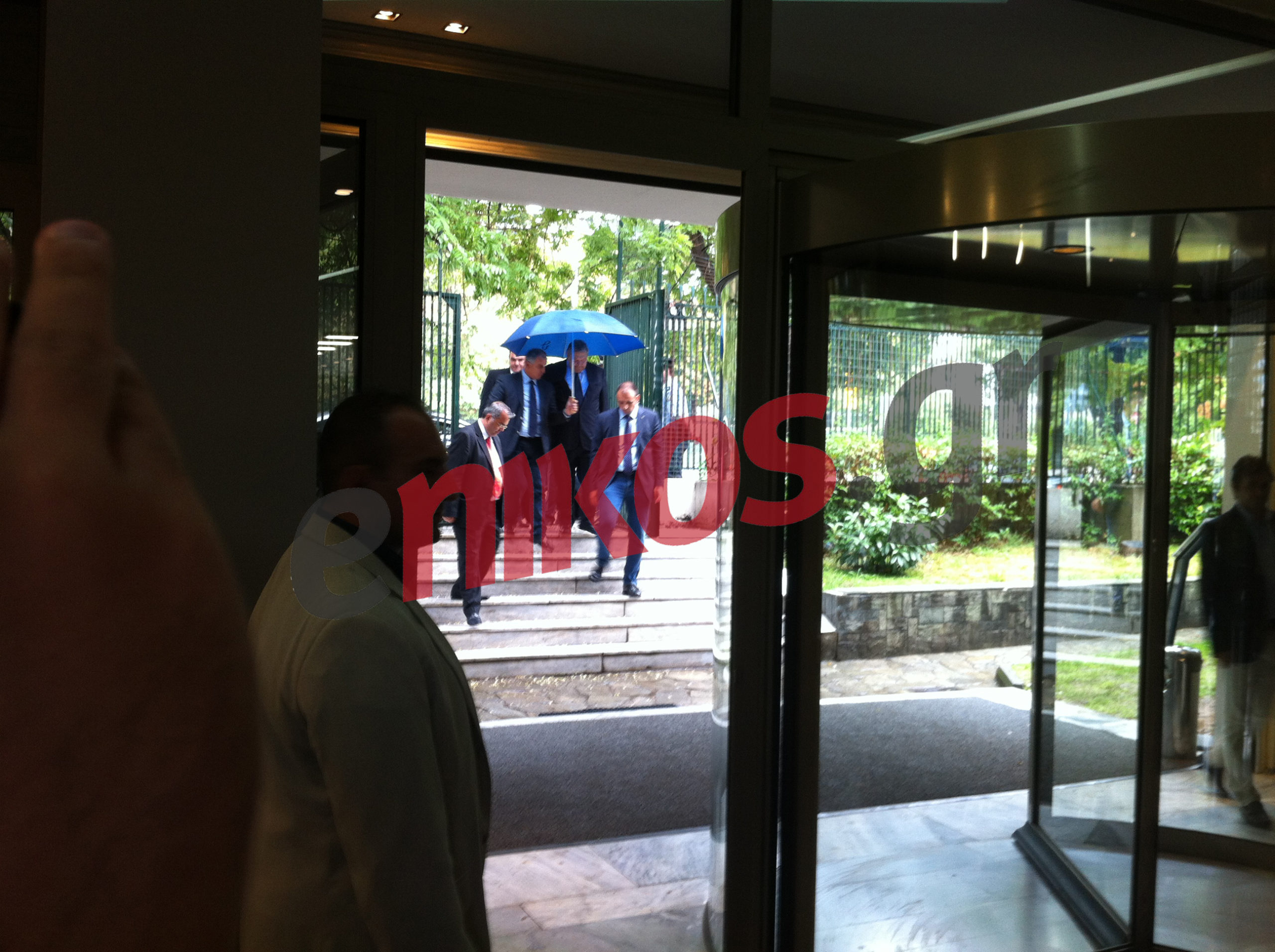 ΦΩΤΟ-Υπό βροχή έφτασε στο Βελλίδειο ο Βενιζέλος