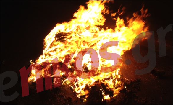 ΦΩΤΟ-Φλεγόμενοι κάδοι στο Κερατσίνι