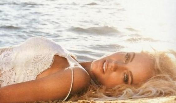 ΦΩΤΟ-Η “καληνύχτα” της Δούκισσας χωρίς ίχνος μακιγιάζ