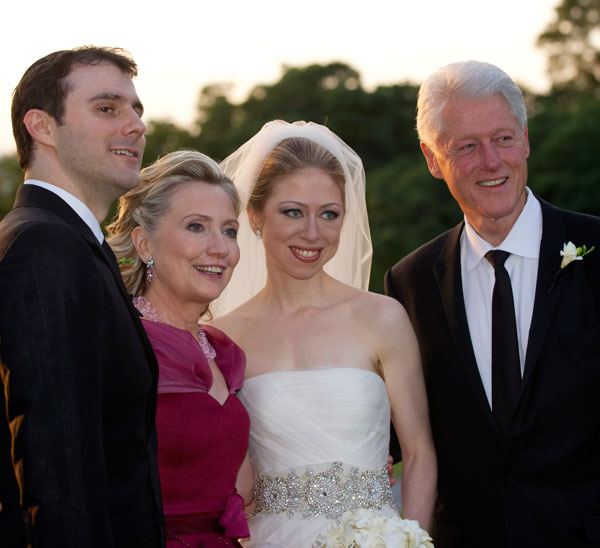 Το πρώτο… εγγονάκι για τον Μπιλ και την Χίλαρι Κλίντον