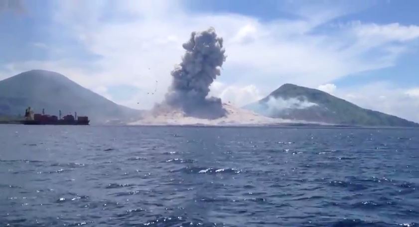ΒΙΝΤΕΟ-Η στιγμή της έκρηξης ηφαιστείου