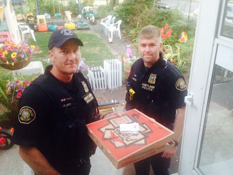 ΒΙΝΤΕΟ-Παρήγγειλαν πίτσα και την έφερε η αστυνομία