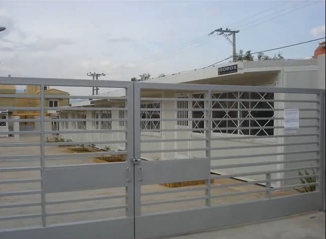 ΦΩΤΟ-Το “προκάτ” σχολείο του Μαρκόπουλου