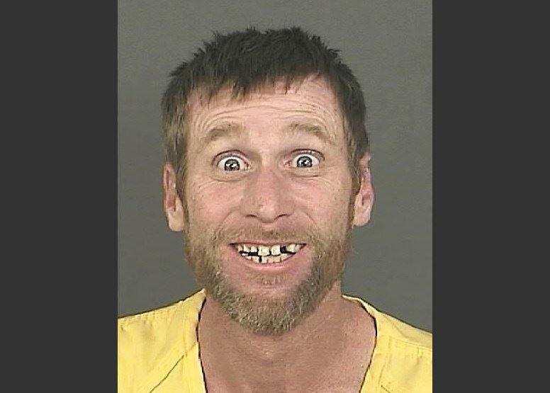 ΦΩΤΟ-Ληστής πόζαρε χαμογελαστός στους αστυνομικούς